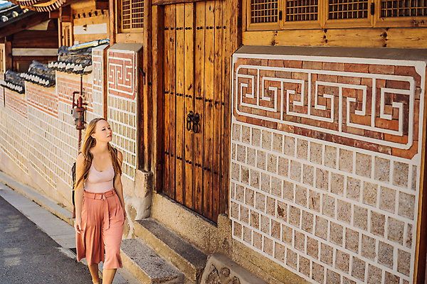 포토 JPG 해외이미지 서양인 여자 여행 거리 한국 한명 성인 야외 문 걷기 계단 한옥마을 북촌 성인여자한명만 해외202310 해외포토 외국인 1 아시아 모션 한옥 서울 사람 마을 여자한명만 성인여자만 파일형식