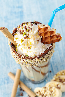 포토 JPG 해외이미지 조각 백그라운드 단면 잔 바나나 빨대 사람없음 파란색 과자 초콜릿 견과류 달콤 생크림 와플 밀크쉐이크 해외202310 해외포토 식기 컬러 과일 디저트 맛 크림 쉐이크 파일형식