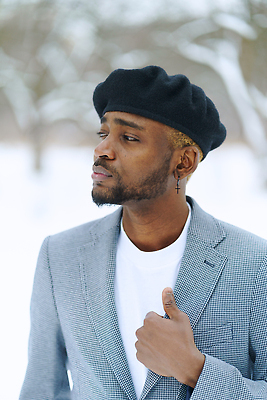 포토 JPG 해외이미지 모델 모자 라이프스타일 손 응시 공원 남자 행복 얼굴 흑인 백그라운드 겨울 청소년 한명 미소 사람 인종 정장 성인 야외 유행 검은색 기쁨 추위 코트 표현 긍정 스타일 해외202310 해외포토 서양인 1 시선 잡화 옷 계절 공공시설 감정 컬러 컨셉 표정 생활 신체부위 외투 파일형식