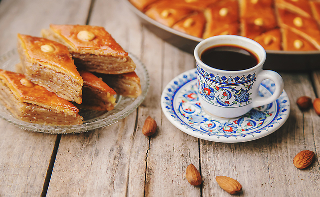 포토 JPG 해외이미지 접시 커피 사람없음 갈색 달콤 커피잔 컵받침 페스츄리 바클라바 나무배경 해외202310 해외포토 식기 음료 빵 컬러 백그라운드 디저트 잔 맛 받침대 파일형식