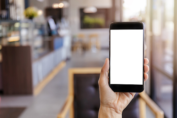 포토 JPG 해외이미지 라이프스타일 손 디자인 커피 음료 음식 백그라운드 인터넷 비즈니스 통신 손가락 모바일 실내 사람 동양인 사람없음 내부 스마트폰 핸드폰 상점 디지털 스크린 식당 공백 카페 장비 흰색 잡기 닫기 계산대 무선전화기 전화기 스마트 보케 보여주기 온라인 블러 터치스크린 목업 카피스페이스 비어있는 해외202310 해외포토 컬러 컨셉 모션 인종 생활 신체부위 전자제품 스마트기기 파일형식