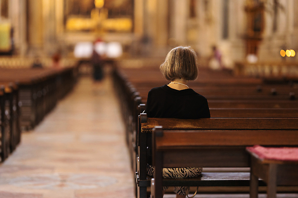 포토 JPG 해외이미지 백인 기독교 종교 벤치 의자 실내 사람 앉기 성인 사람없음 내부 교회 믿음 희망 기도 신성 단아함 숭배 신앙심 혼자 해외202310 해외포토 서양인 감정 가구 종교건축 모션 건물 파일형식
