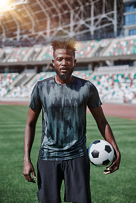 포토 JPG 해외이미지 전신 직업 응시 남자 스포츠 흑인 유니폼 밭 반바지 공 한명 서기 사람 취미 야외 세로 빛 운동복 검은색 축구 힘 경기장 게임 잡기 자신감 야간 근육질 대머리 고립 승자 심각 운동가 챔피언 플레이어 혼혈 자극 해외202310 해외포토 자연요소 서양인 1 헤어스타일 시선 옷 감정 컬러 컨셉 농업 바지 스포츠시설 모션 놀이 근육 구기 몸매 다문화 파일형식