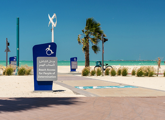 포토 JPG 해외이미지 모래 바다 여행 백그라운드 중동 교통시설 휴가 사람없음 야외 물 여름 파란색 모래사장 정보 만 결심 장애인 사인 휠체어 시설 일반 장애 아랍에미리트 독립 두바이 접근 해외202310 해외포토 자연요소 계절 나라 컬러 교통 컨셉 파일형식