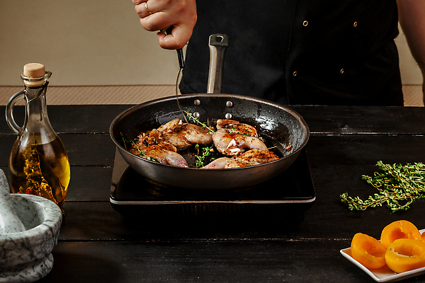 포토 JPG 해외이미지 손 남자 요리 한명 사람 성인 요리사 프라이팬 절구 넣기 성인남자한명만 해외202310 해외포토 직업 1 모션 주방용품 신체부위 도구 남자한명만 성인남자만 파일형식