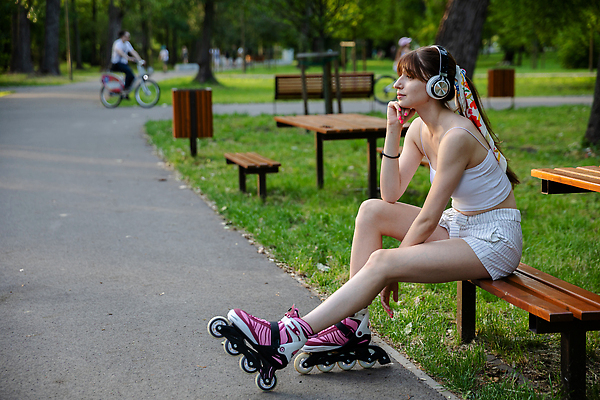포토 JPG 해외이미지 헤어스타일 공원 행복 얼굴 여행 벤치 노래 자연 아침 날씨 휴가 휴식 피곤 한명 미소 사람 앉기 여름 빛 태양 우주 목도리 봄 산책 기쁨 듣기 판넬 연결 그늘 무선전화기 만족 라디오 블루투스 포니테일 선로 앞머리 해외202310 해외포토 주간 자연요소 1 잡화 계절 공공시설 감정 음악 컨셉 의자 모션 표정 신체부위 전자제품 전화기 생태계 파일형식