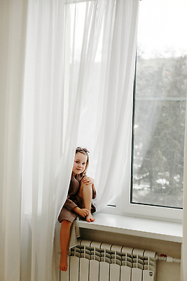 포토 JPG 해외이미지 손 응시 남자 어린이 포즈 신체 창문 손가락 맨발 휴식 건강 관리 한명 앉기 성인 금발 뷰티 귀여움 터치 흰색 목욕가운 피부 발가락 돌봄 성인남자만 유일 해외202310 해외포토 1 헤어스타일 시선 컬러 컨셉 모션 발 사람 신체부위 가운 남자만 성인만 파일형식