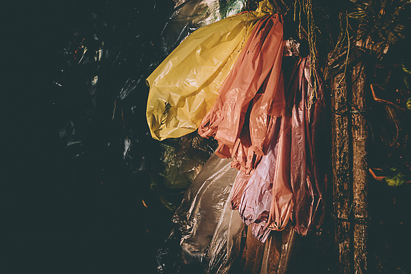 포토 JPG 해외이미지 분홍색 컬러 백그라운드 가방 가정 추상 사람없음 빨간색 초록색 파란색 쇼핑 컬러풀 노란색 환경 상점 침묵 재활용 손상 투명 주름 오염 시장 보호 쓰레기 폐기물 일회용 플라스틱 청소 질감 서식 패키지 낭비 찌그러짐 생태학 중고 포장소품 비어있는 해외202310 해외포토 잡화 교육 컨셉 무늬 포장 재질 소리 오브젝트 친환경 포장재료 파일형식