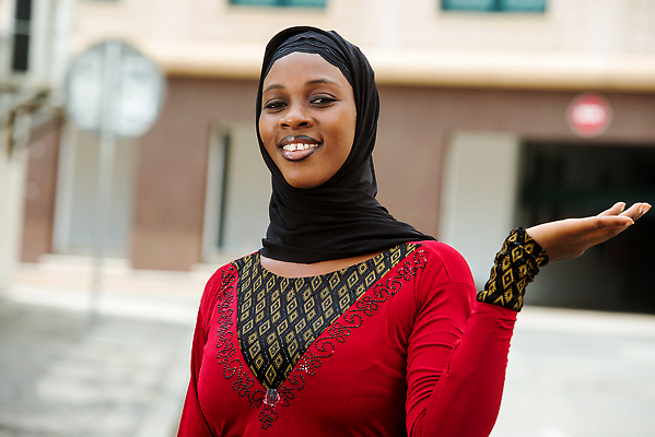 포토 JPG 해외이미지 라이프스타일 손 응시 드레스 옷 여자 행복 종교 문화 백그라운드 한명 서기 미소 성인 야외 빨간색 뷰티 검은색 목도리 도시 닫기 소프트포커스 이슬람교 베일 고립 성인여자만 해외202310 해외포토 1 시선 잡화 감정 컬러 모션 촬영기법 표정 사람 생활 신체부위 여자만 성인만 파일형식