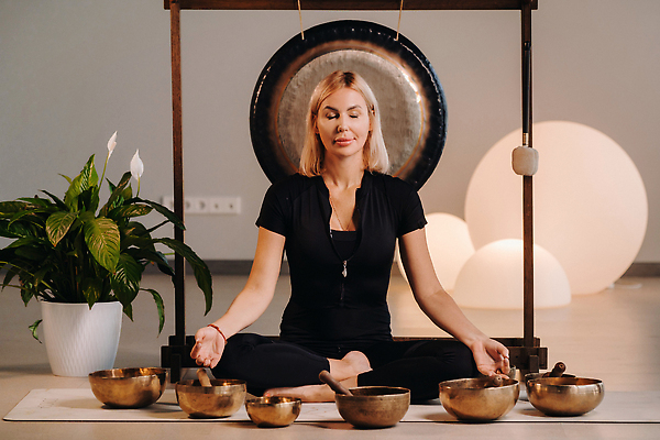 포토 JPG 해외이미지 전신 식물 여자 화분 조명 한명 성인 앞모습 눈감음 매트 원형 명상 가부좌 징 성인여자한명만 싱잉볼 해외202310 해외포토 도형 1 뷰포인트 모션 타악기 국악기 사람 앉기 불교용품 여자한명만 성인여자만 파일형식