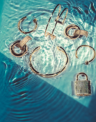 포토 JPG 해외이미지 물결 백그라운드 선물 사람없음 물 귀걸이 우아함 청록색 팬던트 해외202310 해외포토 자연요소 컬러 컨셉 장신구 파일형식