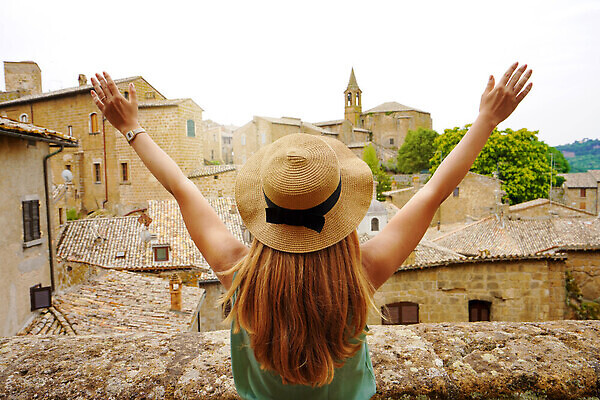 포토 JPG 해외이미지 모자 응시 행복 유럽 여행 건축양식 지붕 주택 파노라마 한명 풍경 건물 도시풍경 뷰티 여행객 마을 탑 이탈리아 도시 중세 역사 언덕 시력 방문 구시가지 토스카나 해외202310 해외포토 1 건축물 시선 잡화 건축 감정 나라 촬영기법 사람 파일형식