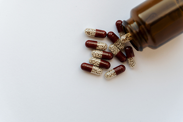 포토 JPG 해외이미지 무료이미지 건강 사람없음 알약 약 갈색 약국 오브젝트 쏟아짐 해외202310 해외포토 컬러 의학 모션 파일형식