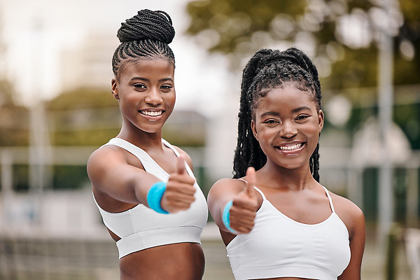 포토 JPG 해외이미지 응시 여자 상반신 성인 야외 두명 테니스 테니스장 따봉 테니스복 성인여자만 해외202310 해외포토 시선 스포츠시설 사람 운동복 구기 최고 여자만 성인만 파일형식