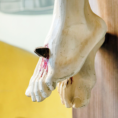 포토 JPG 해외이미지 전통 기독교 종교 십자가 신체 발 왕관 부활절 관리 사람없음 목재 빛 갈색 교회 믿음 성경 희망 천주교 기도 죽음 소나무 예수 가시 영혼 손톱 심볼 오브젝트 신성 희생 고립 귀족 신앙심 옛날 해외202310 해외포토 나무 손 기념일 감정 컬러 재료 종교용품 종교건축 건물 신체부위 신_종교 파일형식