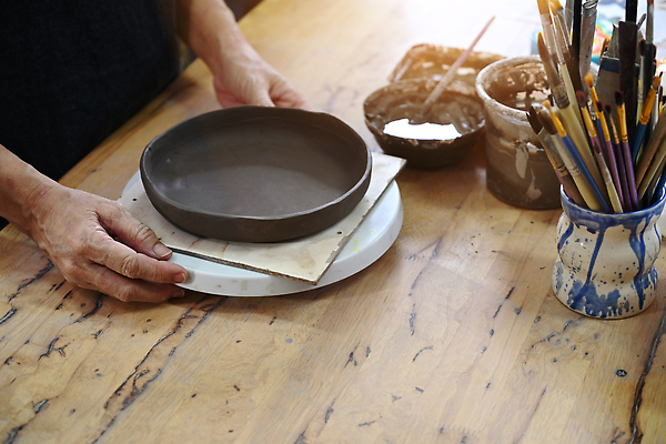 포토 JPG 해외이미지 그릇 손 취미 신체부위 도자기 도자기공예 집중 만들기 점토 진흙 수공예 도예가 도자기공방 해외202310 해외포토 직업 식기 컨셉 모션 사람 공예 파일형식