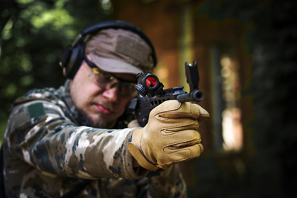 포토 JPG 해외이미지 남자 무기 포즈 유니폼 한명 경비 안전 힘 기계 장비 총 잡기 방어 보호 목표 위험 공격 발사 충돌 서비스 군용 싸움 전쟁 육군 변장 사수 병정 전사 난민 갑옷 특공대 해외202310 해외포토 1 옷 컨셉 모션 군대 어류 사람 보호장비 특수부대 파일형식