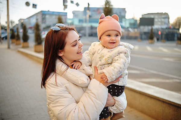 포토 JPG 해외이미지 백인 전통 라이프스타일 응시 행복 문화 아들 얼굴 어린이 통신 가족 놀이 엄마 미소 웃음 사람 소년 두명 뷰티 마을 검은색 기쁨 흰색 아기 잡기 작음 가난 위치 걸음마 해외202310 해외포토 서양인 시선 남자 감정 컬러 컨셉 관계 모션 표정 생활 신체부위 크기 파일형식