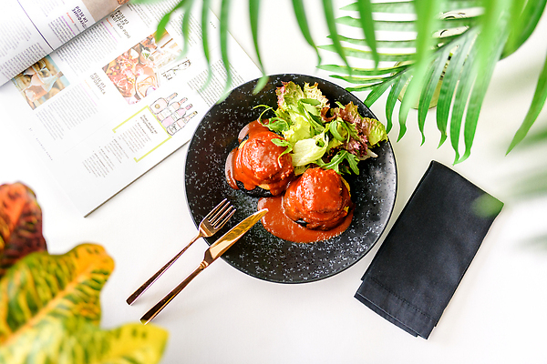 포토 JPG 해외이미지 접시 사람없음 분위기 잡지 미트볼 토마토소스 플레이팅 해외202310 해외포토 식기 음식 컨셉 간행물 소스_음식 상차림 파일형식