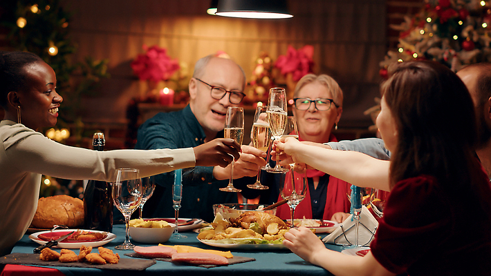 포토 JPG 해외이미지 여자 노년 남자 행복 음식 크리스마스 가족 식탁 조명 함께함 수저 대화 여러명 상반신 성인 앞모습 옆모습 빛 파티 식사 샴페인 건배 연말 해외202310 해외포토 식기 기념일 감정 뷰포인트 다수 컨셉 관계 탁자 주류 말하기 사람 이벤트 파일형식