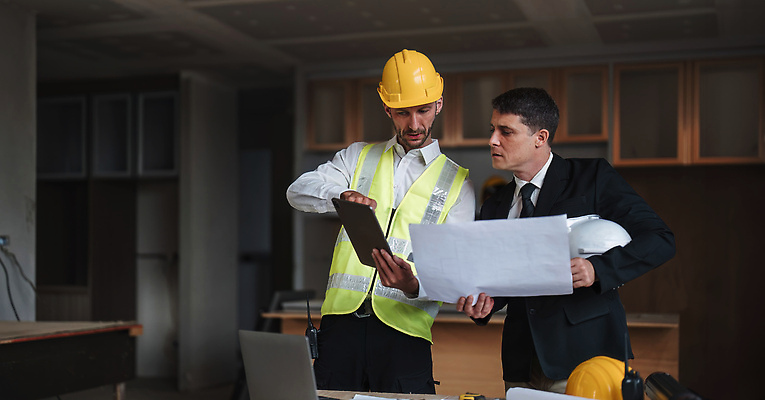 포토 JPG 해외이미지 남자 회의 실내 들기 상반신 성인 두명 앞모습 태블릿 설계도 가리킴 비즈니스맨 계획 안전모 건축가 책상 건축자재 건축업자 성인남자만 해외202310 해외포토 직업 건축 뷰포인트 가구 컨셉 비즈니스 모션 건설업 사람 손짓 내부 전자제품 스마트기기 직장인 헬멧 안전장비 남자만 성인만 파일형식