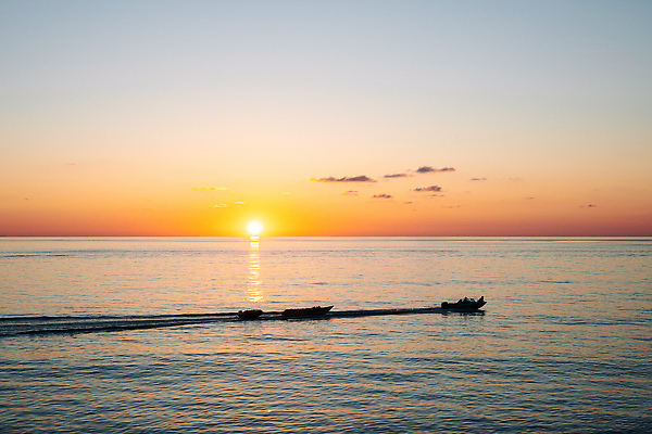 포토 JPG 해외이미지 별 파도 바다 날씨 휴가 휴식 풍경 사람없음 빛 햇빛 태양 반사 일출 침묵 고요 새벽 활발 낭만 광선 서핑 영혼 떨어짐 순수 휴양지 폭풍 강렬 넘어짐 잔물결 해외202310 해외포토 자연요소 물결 컨셉 모션 노을 소리 장소 수상스포츠 파일형식