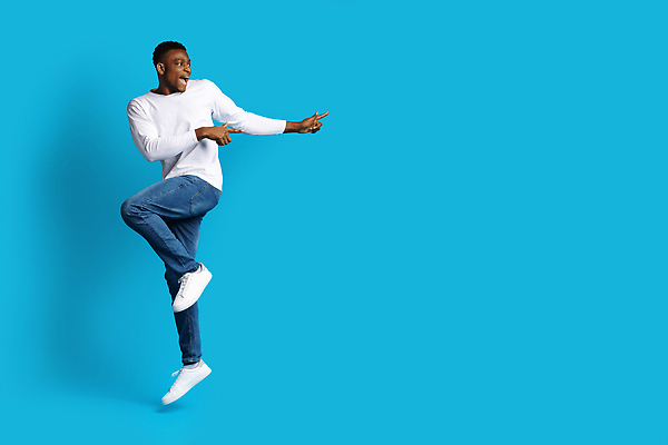 포토 JPG 해외이미지 전신 라이프스타일 배너 남자 행복 감정 흑인 백그라운드 실내 관리 한명 미소 사람 성인 점프 검은색 공백 기쁨 거래 가리킴 최고 시원함 흥분 긍정 추천 보여주기 고립 혼자 힙스터 카피스페이스 제의 밀레니얼 해외202310 해외포토 서양인 1 패션 컬러 컨셉 모션 표정 손짓 내부 생활 경제 파일형식