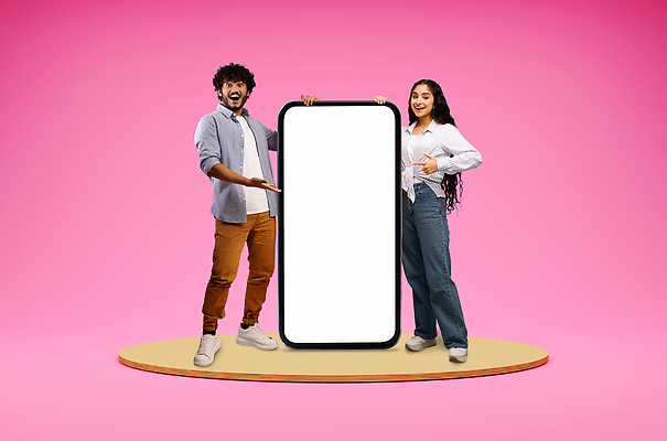 포토 JPG 해외이미지 전신 여자 남자 분홍색 백그라운드 서기 성인 두명 스마트폰 스크린 가리킴 잡기 보여주기 목업 성인만 카피스페이스 해외포토 컬러 모션 사람 손짓 핸드폰 스마트기기 공백 파일형식