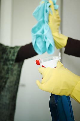 포토 JPG 해외이미지 손 옷 분홍색 창문 유리 건강 안전 사람없음 치료 잡기 바이러스 닫기 보호 위생 질병 청소 서비스 분무기 닦기 해결 소독 위생관리 해외202310 해외포토 컬러 컨셉 의학 모션 재질 관리 신체부위 파일형식