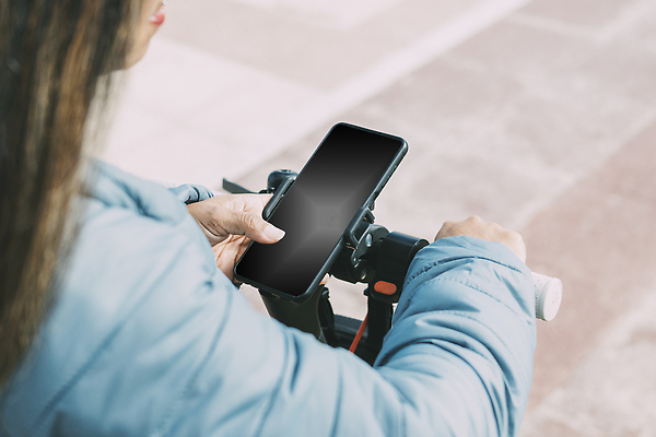 포토 JPG 해외이미지 라이프스타일 여자 행복 벽 모션 모바일 미래 거리 한명 사람 야외 여름 스마트폰 핸드폰 스쿠터 도시 닫기 승차 에코 긍정 세대 모터 렌탈 스타일 밀레니얼 해외202310 해외포토 1 계절 감정 컨셉 생활 경제 전자제품 스마트기기 환경 오토바이 파일형식