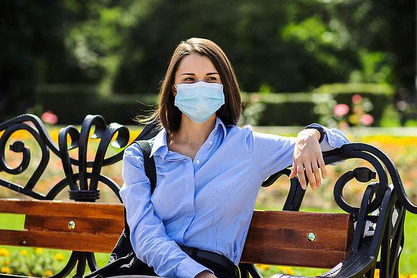 포토 JPG 해외이미지 라이프스타일 공원 여자 얼굴 벤치 자연 건강 가면 한명 안전 사람 앉기 야외 뷰티 유행 건강관리 바이러스 보호 위생 예방 감염 전염병 코로나바이러스 뉴노멀 해외202310 해외포토 1 공공시설 컨셉 의자 모션 관리 생활 신체부위 경제 질병 생태계 파일형식