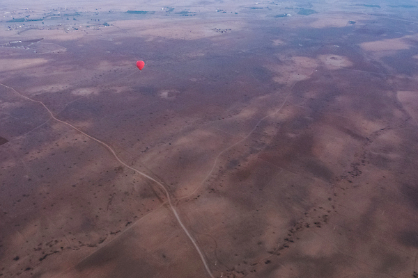 포토 JPG 해외이미지 전통 남자 문화 모래 여행 오렌지 아프리카 하늘 동화 사람 동양인 인종 풍경 사람없음 야외 건물 가로 야자수 여행객 황혼 일몰 사막 탐험 도시 시장 중앙 군중 이슬람교 모스크 낙타 타운 모로코 랜드마크 메디나 아랍어 선두 해외202310 해외포토 나무 건축물 나라 종교 과일 포유류 노을 파일형식