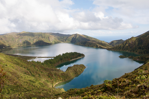 포토 JPG 해외이미지 나무 구름 유럽 호수 여행 백그라운드 자연 하늘 산 파노라마 풍경 사람없음 야외 초록색 물 여름 파란색 강 뷰티 반사 환경 계곡 숲 포르투갈 언덕 해외202310 해외포토 자연요소 식물 계절 나라 컬러 촬영기법 생태계 파일형식