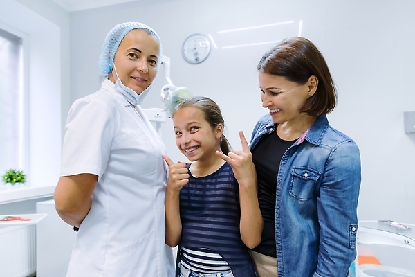 포토 JPG 해외이미지 백인 직업 라이프스타일 여자 딸 행복 어린이 컨셉 의자 가족 엄마 실내 건강 치과 병원 대화 사람 성인 치료 세명 사무실 약 환자 의사 치아 치과의사 약속 돌봄 구강학 해외202310 해외포토 서양인 감정 가구 비즈니스 의학 관계 모션 말하기 내부 생활 의료진 소화기관 파일형식