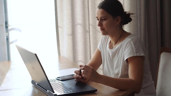 포토 JPG 해외이미지 직업 손 디자인 커플 응시 여자 종이 얼굴 커피 백그라운드 인터넷 비즈니스 통신 주택 실내 한명 사람 성인 노트북 스마트폰 쇼핑 컴퓨터 사무실 뷰티 공책 웹 네트워크 엔지니어 종업원 검색 두통 온라인 프리랜서 해외202310 해외포토 1 시선 음료 관계 문구용품 내부 건물 신체부위 전자제품 핸드폰 스마트기기 기술자 질병 파일형식