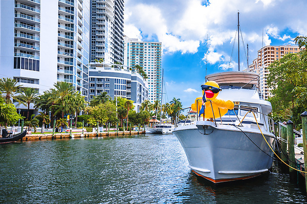 포토 JPG 해외이미지 공원 바다 여행 요트 건축양식 하늘 휴가 풍경 사람없음 야외 건물 초록색 물 여름 파란색 컬러풀 뷰티 탑 고층빌딩 미국 도시 보트 도심 역 대서양 남쪽 마이애미 안전요원 파라다이스 플로리다 해외202310 해외포토 자연요소 건축물 계절 공공시설 건축 컬러 북아메리카 배_교통 교통시설 빌딩 방향 파일형식