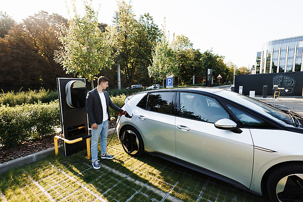 포토 JPG 해외이미지 공공시설 남자 산업 비즈니스 교통시설 자동차 미래 한명 초록색 경제 환경 힘 재활용 운전 에너지 도시 콘센트 플러그 역 연결 주차 에코 잡종 충전 유지 베터리 생태학 요금 자동 전기자동차 충전기 공급 해외202310 해외포토 1 교육 육상교통 컬러 교통 컨셉 모션 사람 기계 시설 친환경 파일형식