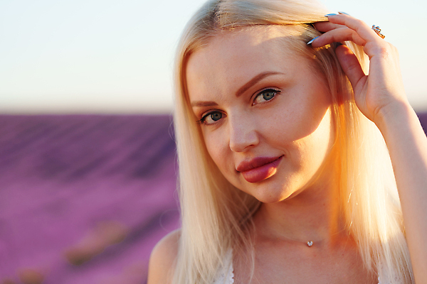 포토 JPG 해외이미지 응시 여자 꽃밭 한명 상반신 성인 야외 금발 햇빛 일몰 라벤더 프로방스 성인여자한명만 해외202310 해외포토 1 헤어스타일 시선 꽃 사람 태양 노을 허브 여자한명만 성인여자만 파일형식