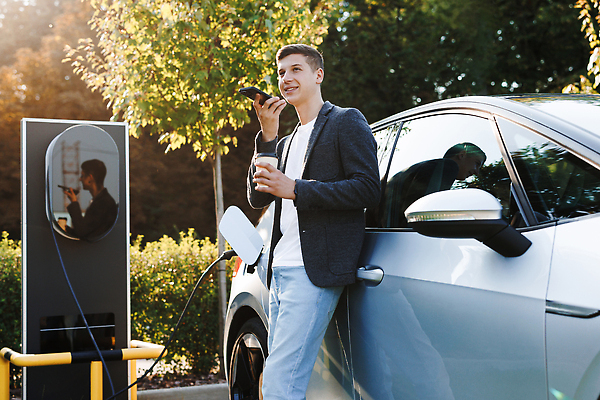 포토 JPG 해외이미지 비즈니스 교통시설 자동차 거리 한명 서기 스마트폰 핸드폰 힘 재활용 비즈니스맨 기다림 역 에코 친환경 잡종 충전 베터리 소셜미디어 요금 전기자동차 충전기 공급 해외202310 해외포토 1 남자 육상교통 교통 모션 사람 전자제품 스마트기기 환경 기계 직장인 시설 파일형식