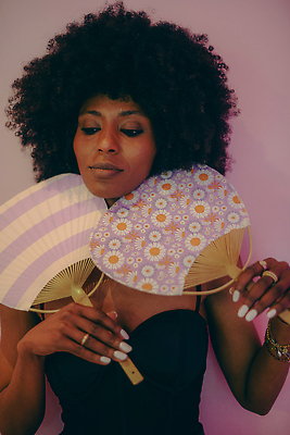 포토 JPG 해외이미지 모델 행복 얼굴 흑인 갈색머리 건강 한명 사람 빛 갈색 검은색 코트 표현 신선 부채 화려 날짜 남아메리카 아프리카인 깃털 입술 스킨케어 내추럴 스타일 여자만 여자한명만 카피스페이스 완전 해외202310 해외포토 서양인 외국인 1 헤어스타일 감정 컬러 컨셉 아메리카 신체부위 뷰티 공백 외투 파일형식