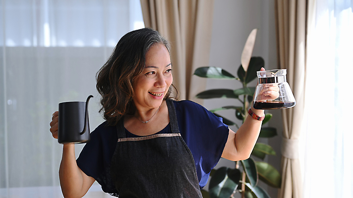 포토 JPG 해외이미지 응시 여자 노년 할머니 화초 커피 한명 들기 앉기 상반신 취미 앞모습 앞치마 기쁨 커튼 커피포트 노인여자한명만 해외202310 해외포토 식물 1 시선 감정 음료 뷰포인트 모션 주전자 사람 성인 여자한명만 노인여자만 파일형식