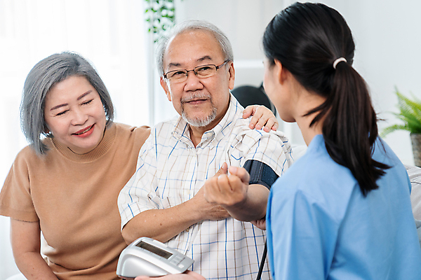 포토 JPG 해외이미지 여자 할아버지 노년 남자 행복 안경 할머니 병원 동양인 상반신 옆모습 세명 마주보기 건강관리 환자 간호사 혈압계 혈압측정 해외202310 해외포토 잡화 감정 뷰포인트 의학 의료기기 모션 건강 관리 사람 인종 성인 의료진 측정 혈압 파일형식