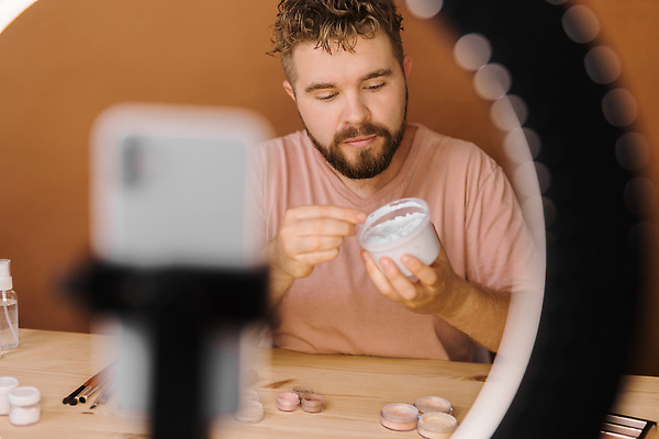 포토 JPG 해외이미지 남자 전등 한명 들기 상반신 성인 앞모습 스마트폰 뷰티 화려 메이크업아티스트 아이섀도 수분크림 성인남자한명만 크리에이터 영상촬영 해외202310 해외포토 직업 1 뷰포인트 컨셉 모션 조명 사람 핸드폰 스마트기기 촬영 화장품 남자한명만 성인남자만 파일형식 1인미디어