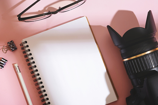 포토 JPG 해외이미지 템플릿 직업 라이프스타일 디자인 교육 백그라운드 컨셉 탁자 추상 사람없음 스마트폰 학습 사무실 연필 펜 카메라 우주 사진촬영 공책 공백 장비 업무 작업 사진사 심볼 읽기 오브젝트 블로거 소셜미디어 스타일 해외202310 해외포토 가구 무늬 비즈니스 모션 문구용품 학용품 생활 전자제품 핸드폰 스마트기기 필기구 촬영 작가 파일형식