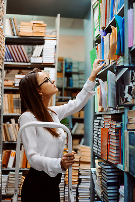 포토 JPG 해외이미지 백인 직업 학생 라이프스타일 손 응시 여자 교육 행복 백그라운드 사다리 학교 책장 실내 한명 사람 성인 책 학습 스터디 뷰티 쌓기 상점 정보 잡기 업무 도서관 교과서 대학교 문학 지능 해외202310 해외포토 서양인 1 시선 감정 가구 모션 교재 내부 생활 신체부위 도구 작업 파일형식