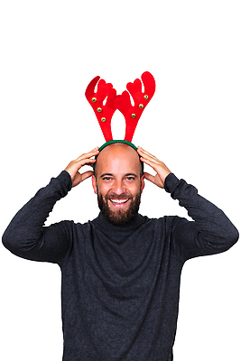 포토 JPG 해외이미지 스튜디오촬영 백인 1 응시 백그라운드 컨셉 크리스마스 겨울 장난 청소년 휴가 수염 뿔 관리 한명 사람 빨간색 세로 초록색 머리 축제 기쁨 추위 흰색 머리띠 시원함 스웨터 흥분 대머리 고립 순록 펠트 혼자 해외202310 해외포토 서양인 헤어스타일 시선 계절 기념일 감정 컬러 상의 장신구 실내 신체부위 파일형식 천_직물