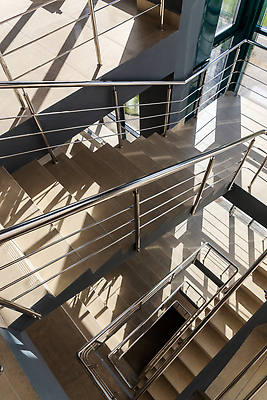 포토 JPG 해외이미지 디자인 산업 선 벽 컬러 건축양식 창문 난간 유리 사람없음 내부 건물 세로 빛 사무실 태양 반사 우주 계단 금속 회색 도시 오픈 도자기 가장자리 우아함 매끈함 타일 기하학 대칭 직진 철강 콘크리트 세련 미니멀리스트 해외202310 해외포토 자연요소 건축물 건축 컨셉 무늬 비즈니스 재질 감각 둘레 파일형식