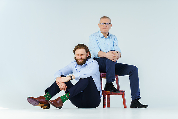 포토 JPG 해외이미지 백인 할아버지 노년 남자 행복 감정 아들 얼굴 셔츠 가족 관계 수염 주택 함께함 실내 사랑 미소 사람 성인 두명 친구 건강관리 도움 아빠 은퇴 돌봄 연금 해외202310 해외포토 서양인 컨셉 상의 모션 표정 건강 관리 내부 건물 신체부위 파일형식