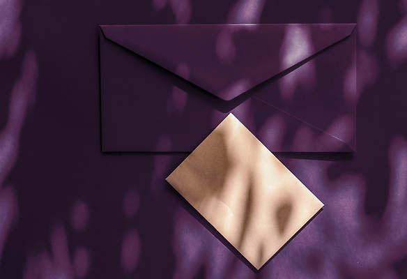 포토 JPG 해외이미지 종이 편지봉투 그림자 사람없음 햇빛 보라색 그늘 감성 카피스페이스 해외202310 해외포토 컬러 컨셉 봉투 태양 공백 편지 파일형식