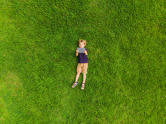 포토 JPG 해외이미지 나무 백인 라이프스타일 응시 공원 교육 남자 행복 얼굴 어린이 인터넷 모바일 사랑 한명 미소 사람 야외 초록색 스마트폰 컴퓨터 터치패드 독서 햇빛 태양 뷰티 알약 정원 맑음 기쁨 꿈 아기 잡기 작음 스마트 전자 거짓말 해외202310 해외포토 자연요소 서양인 식물 1 시선 공공시설 감정 컬러 컨셉 모션 날씨 표정 생활 신체부위 전자제품 핸드폰 스마트기기 약 크기 파일형식